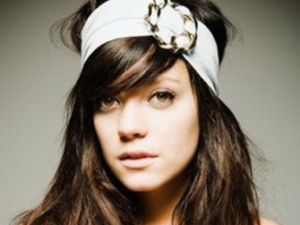 Lily Allen launches a cheerful and colorful video for  "Air Baloon" - Video