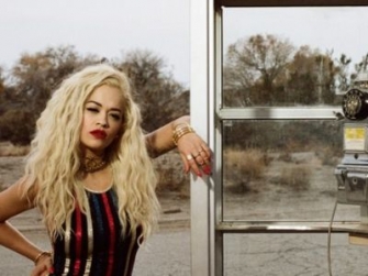 Rita Ora, sexy and bad with Charli XCX in the video "Doing It"