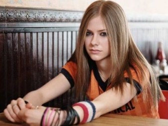 Avril Lavigne, sexier and more beautiful than ever in the video for "Give You What You Like"