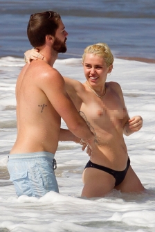 Miley Cyrus Appeared Naked In Hawaii