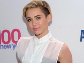 Miley Cyrus filmed while kissing a woman. Images that shook the world