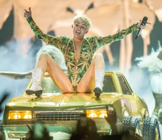 Miley Cyrus: 'I'm an artist who educate young people'. 