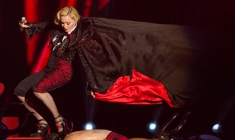 Madonna fell on stage while singing at the Brit Awards 2015. Viral on social networks. VIDEO