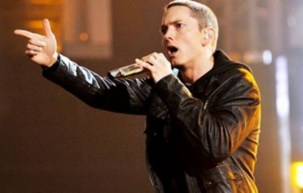 Eminem sang in the premiere of "Fack" (video)