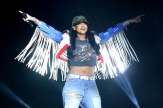 Rihanna surprised fans singing along with Calvin Harris - Video