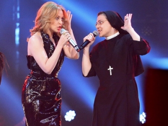 Kylie Minogue and nuns from 'The Voice of Italy", an Incredible Duet - Video