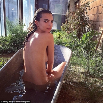 With what image has Emily Ratajkowski delighted fans on internet. How sexy is in a nude picture