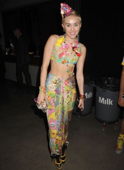 Was mistaken with Lady Gaga. How did Miley Cyrus dressed at a fashion event